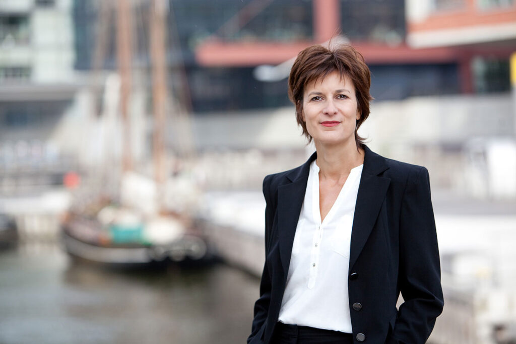 managerportrait einer dame an den magellanterrasssen in der hafencity in hamburg